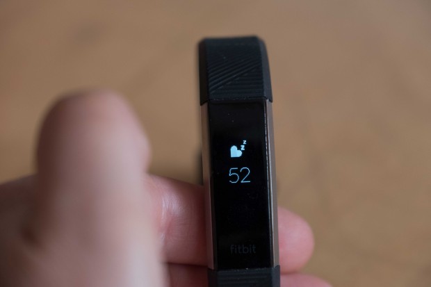 Das kleine Display des Fitbit Alta HR zeigt nur die n&ouml;tigsten Daten, auf Wunsch auch die Uhrzeit. (Foto: Katja H&ouml;hne/Golem.de)